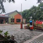 Paket alat parkir premium untuk efisiensi parkir di berbagai tempat seperti rumah sakit, bandara, pasar, dan perkantoran, dengan tiket dispenser, scanner tiket, barrier gate, dan software parkir.