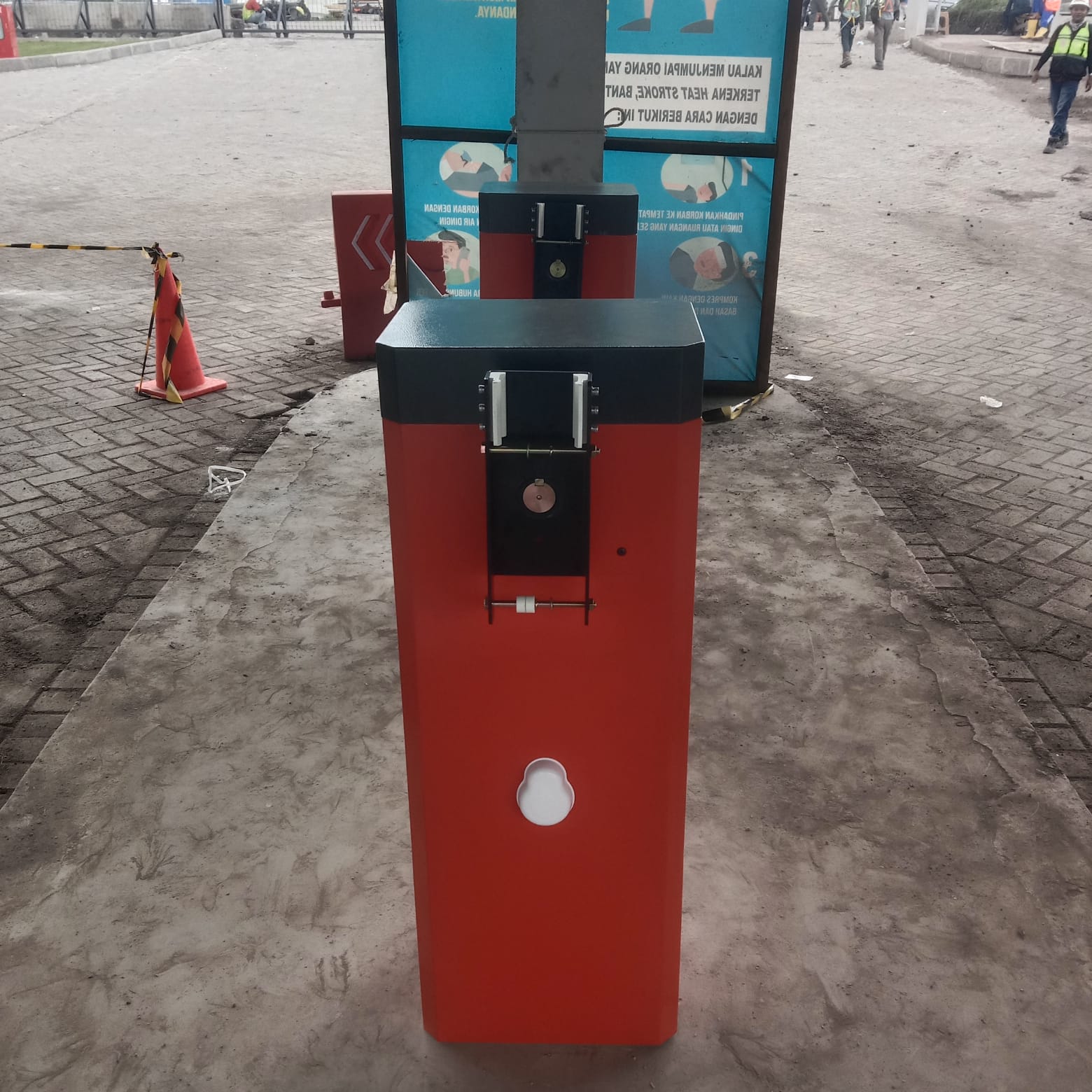 Palang parkir telah berubah dari alat mekanis sederhana menjadi sistem digital yang berperan besar dalam efisiensi, transparansi, dan modernisasi parkir di Indonesia.