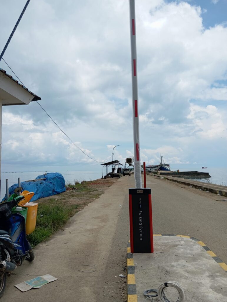 Progres Pemasangan Mesin Palang Parkir Sistem Semi Manless di Pelabuhan Kasipute