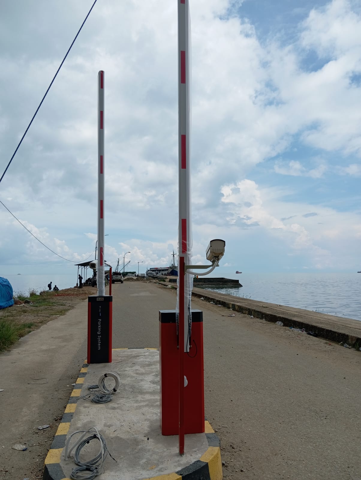 progres pemasangan mesin palang parkir sistem semi manless di Pelabuhan Kasipute oleh MSM Parking Group (PT MSM Tiga Matra Satria) berjalan sesuai rencana. Setelah seluruh tahapan pengujian dan penyempurnaan sistem selesai, sistem ini ditargetkan dapat segera beroperasi penuh untuk mendukung aktivitas pelabuhan secara optimal.
