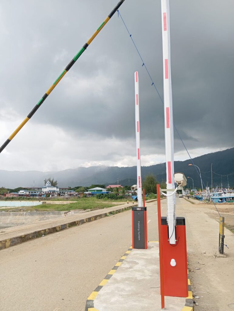 Progres Pemasangan Mesin Palang Parkir Sistem Semi Manless di Pelabuhan Kasipute