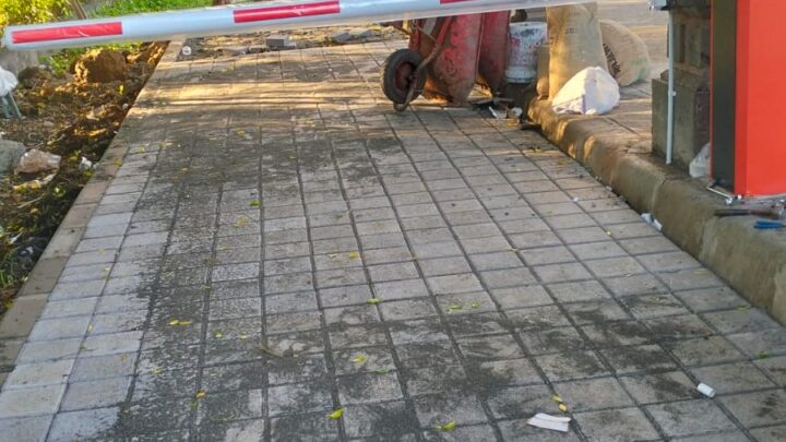 Progress pemasangan palang parkir otomatis UltraGuard Tap and Go terus berjalan. Sistem manless & cashless ini meningkatkan efisiensi, keamanan, dan transparansi parkir modern.