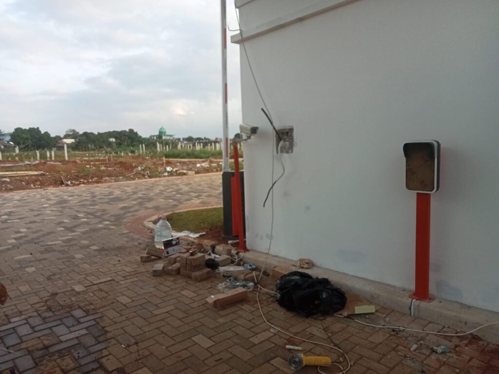 Cluster Omnia CGE mengimplementasikan palang parkir otomatis berbasis RFID guna meningkatkan keamanan, kenyamanan, dan eksklusivitas hunian semi-detached berdesain neo klasik.