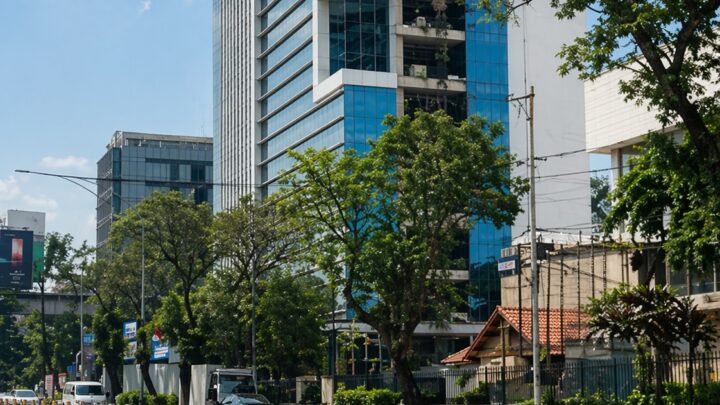 Bollard trotoar, bollard taman, bollard jalan, tiang pembatas jalan, tiang trotoar, pembatas pedestrian, fungsi bollard pada trotoar, harga bollard trotoar terbaru, jual bollard besi cor (cast iron), produsen bollard taman minimalis, ukuran standar bollard trotoar, manfaat pemasangan tiang pembatas jalan, bollard beton precast, bollard stainless steel anti karat, bollard lampu taman, bollard besi antik, bollard portable/removable, keamanan pejalan kaki, tata kota, fasilitas pedestrian, parkir liar, infrastruktur jalan raya, elemen estetika kota, tiang pembatas jalan bongkar pasang.