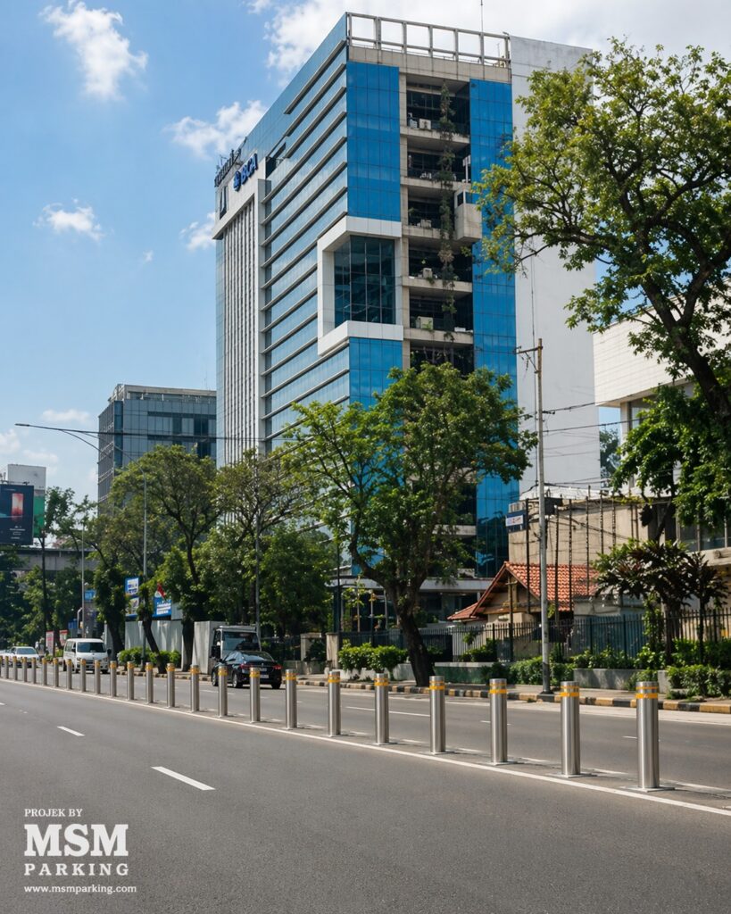 Bollard trotoar, bollard taman, bollard jalan, tiang pembatas jalan, tiang trotoar, pembatas pedestrian, fungsi bollard pada trotoar, harga bollard trotoar terbaru, jual bollard besi cor (cast iron), produsen bollard taman minimalis, ukuran standar bollard trotoar, manfaat pemasangan tiang pembatas jalan, bollard beton precast, bollard stainless steel anti karat, bollard lampu taman, bollard besi antik, bollard portable/removable, keamanan pejalan kaki, tata kota, fasilitas pedestrian, parkir liar, infrastruktur jalan raya, elemen estetika kota, tiang pembatas jalan bongkar pasang.