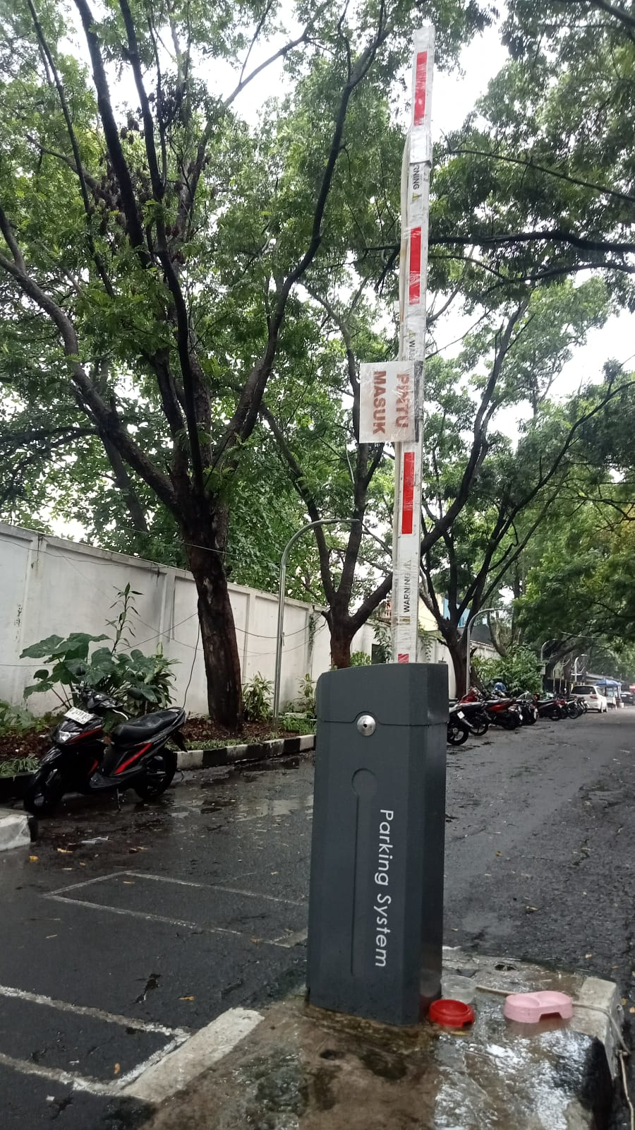 Bahaya Palang Parkir Murah dengan Mesin Tempelan – Pelajaran Nyata dari Pengguna